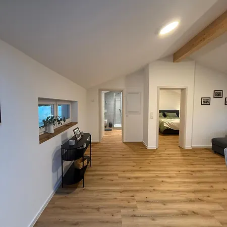 Leni Vacation Hattert